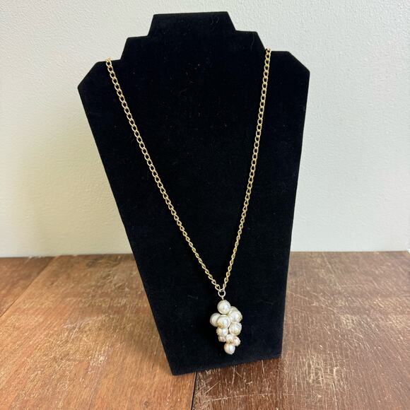 Vintage gold tone faux pearl grape style cluster statement pull over necklace - Picture 1 of 4